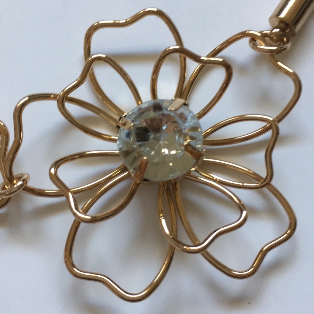 AVON Signature Collection In Bloom Necklace - Picture 2 of 5